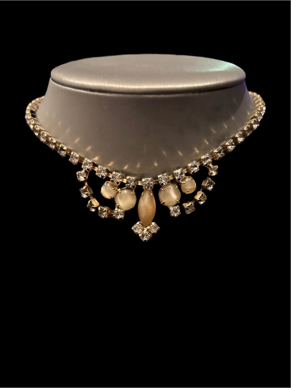 Vintage LISNER Crystal and Pearl Necklace - Ivory and Gold Tones - Picture 11 of 15
